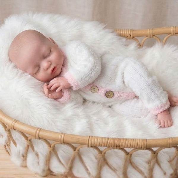 Lucia bebe de silicona tumbada en su cuna