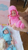 Cargar y reproducir vídeo en el visor de la Galería, Bebé reborn de Silicona Platino Sofia - Sin Pelo y Bañable - Mide 33 cm y pesa 1.2 Kg - Set Accesorios de REGALO