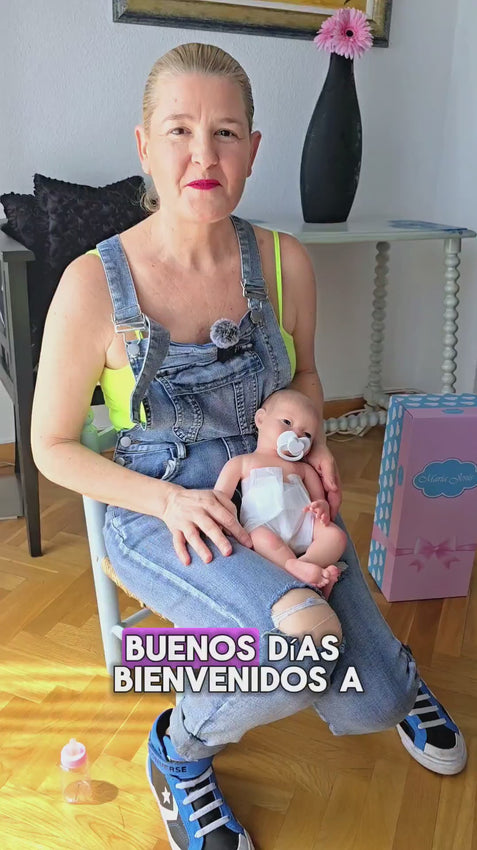 Video donde Maria Jesus su creadora presena a Adriana su Bebe reborn de silicona con el pelo pintado y sistema de liquidos