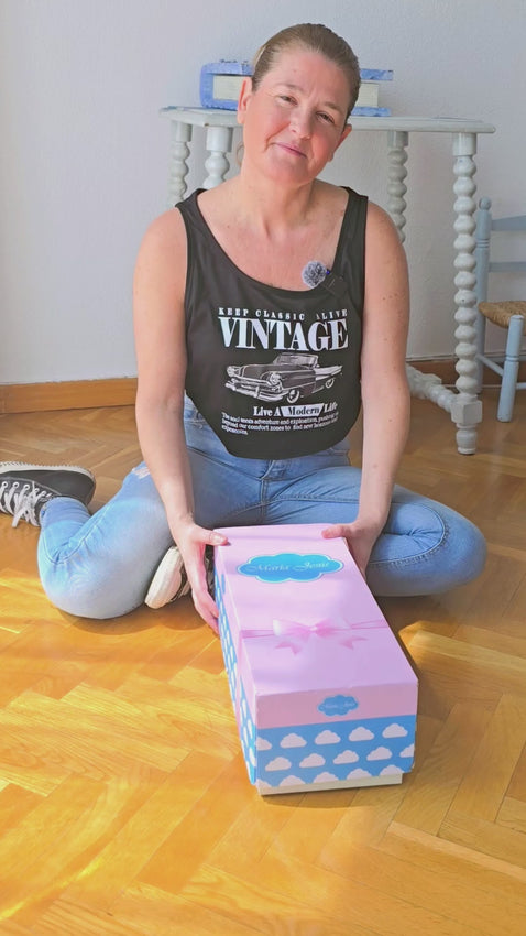 Video donde Maria Jesus presenta personalmente para dar seguridad a su clienteas a Lucia su Bebe reborn de silicona haciendo un Unboxing