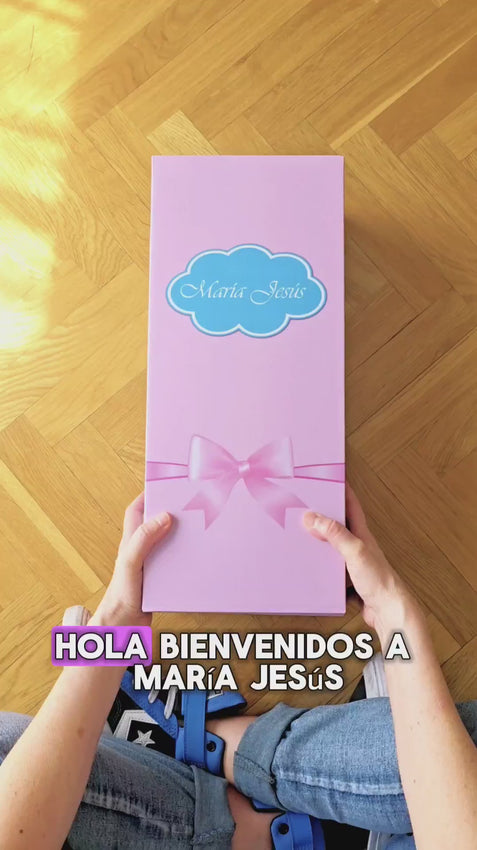 Video Unboxing donde Maria Jesus su creadora presena a Adriana su Bebe reborn de silicona con el pelo pintado y sistema de liquidos